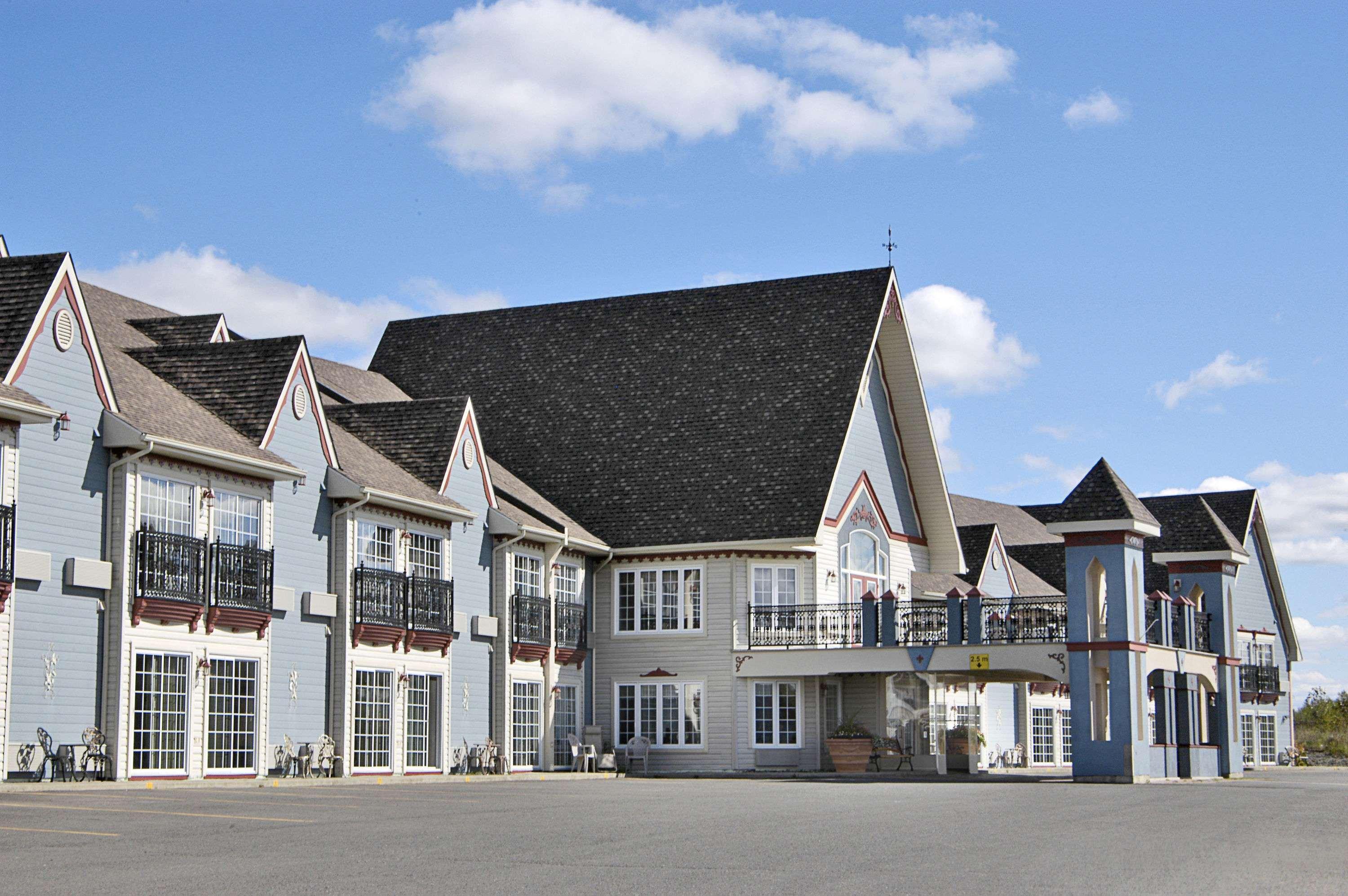 Days Inn By Wyndham Edmundston Bagian luar foto