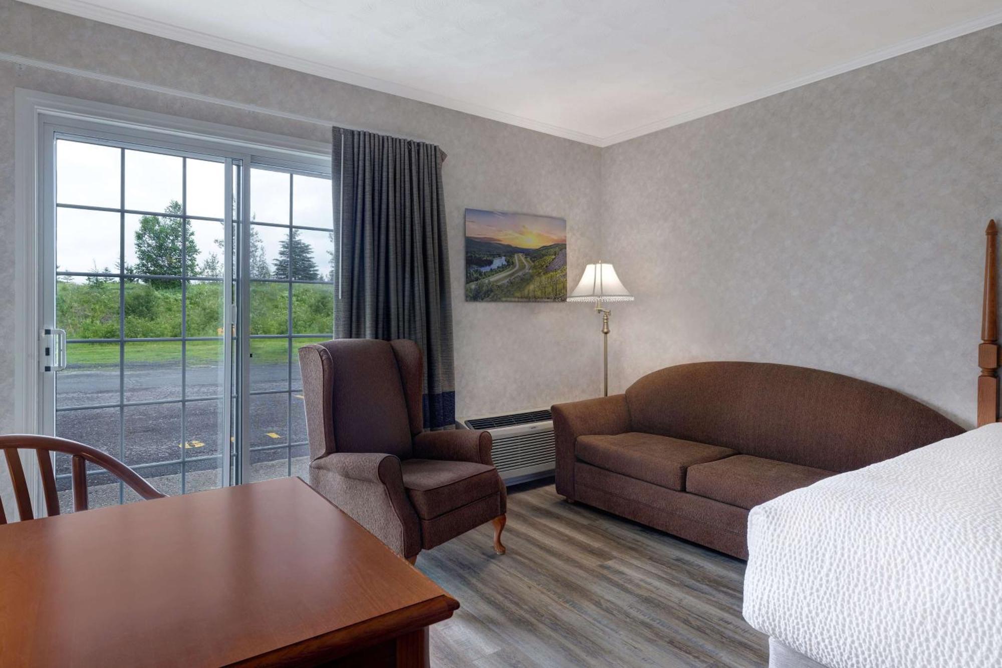 Days Inn By Wyndham Edmundston Bagian luar foto