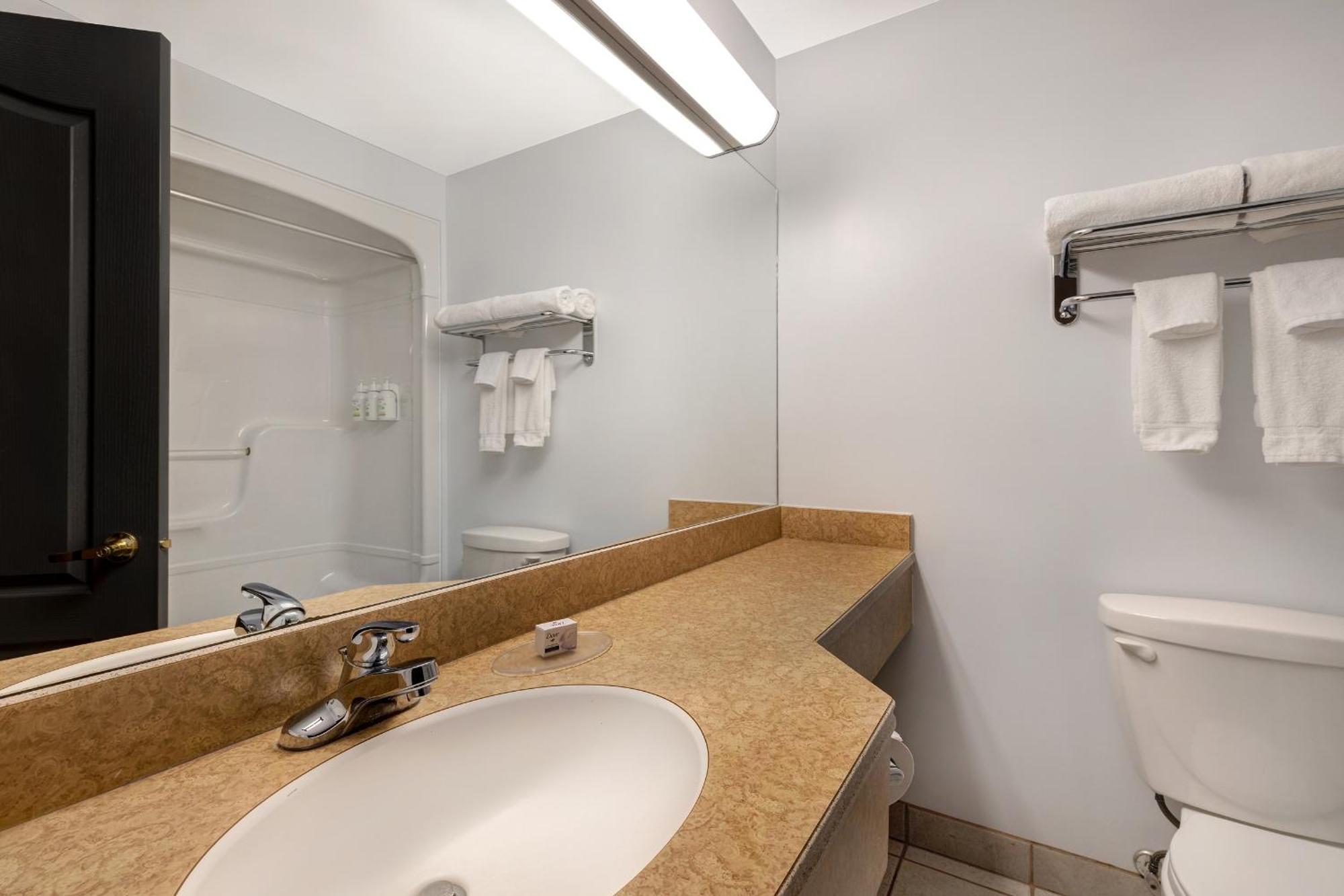 Days Inn By Wyndham Edmundston Bagian luar foto