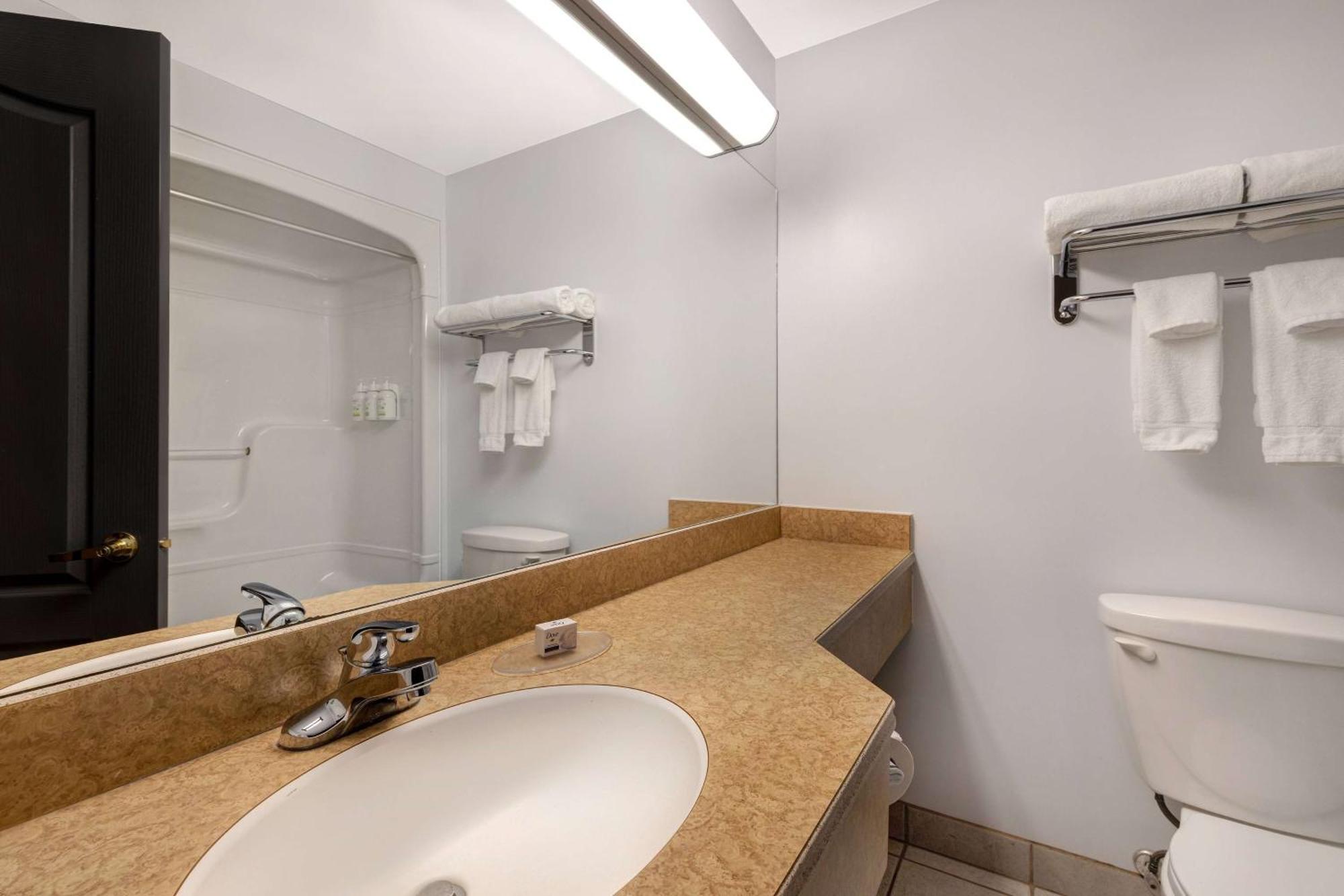 Days Inn By Wyndham Edmundston Bagian luar foto