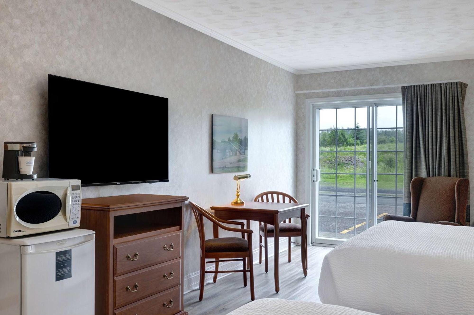 Days Inn By Wyndham Edmundston Bagian luar foto
