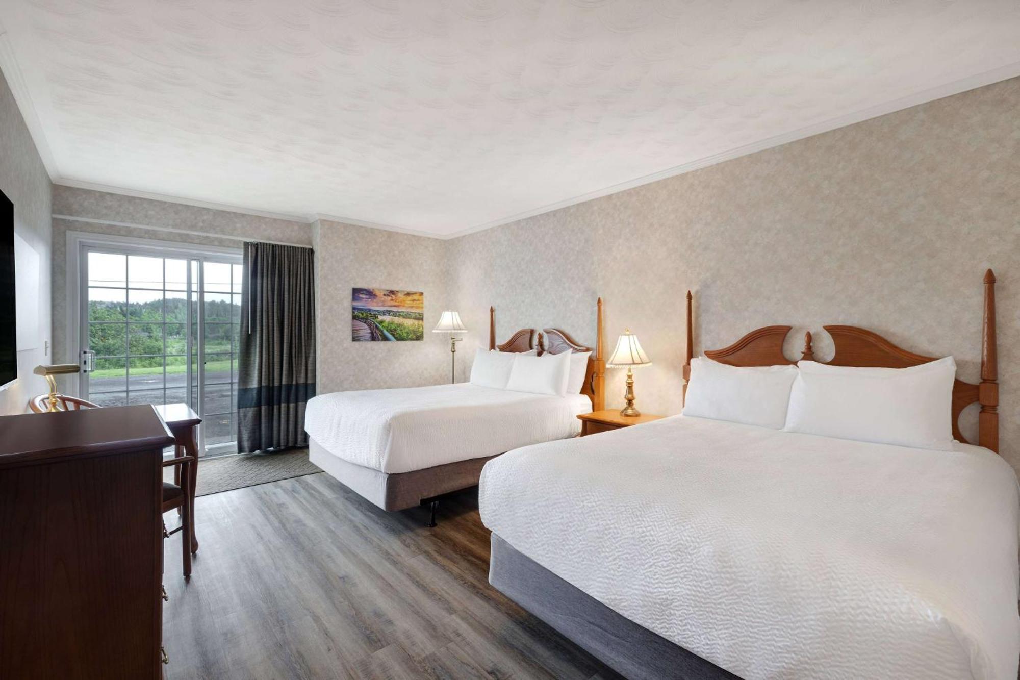 Days Inn By Wyndham Edmundston Bagian luar foto