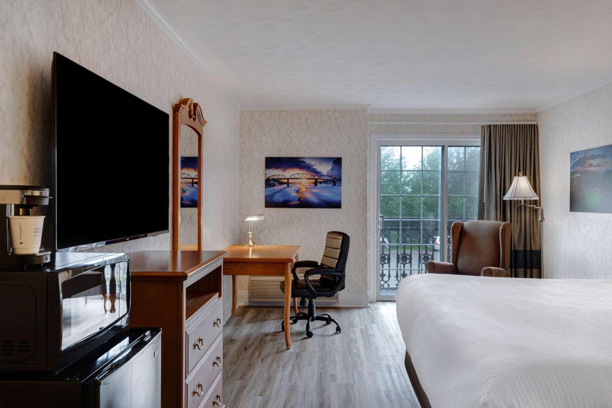 Days Inn By Wyndham Edmundston Bagian luar foto