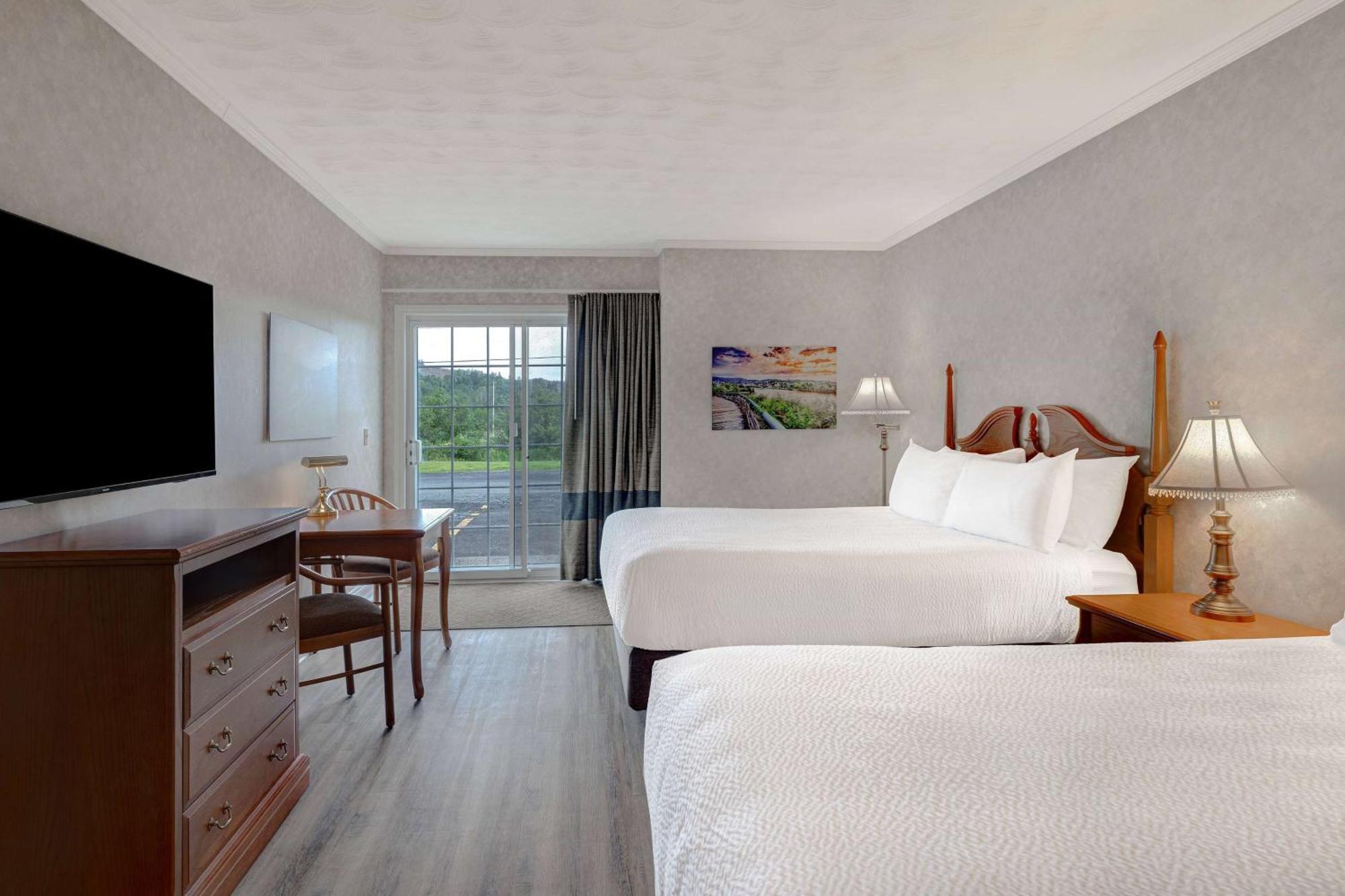 Days Inn By Wyndham Edmundston Bagian luar foto