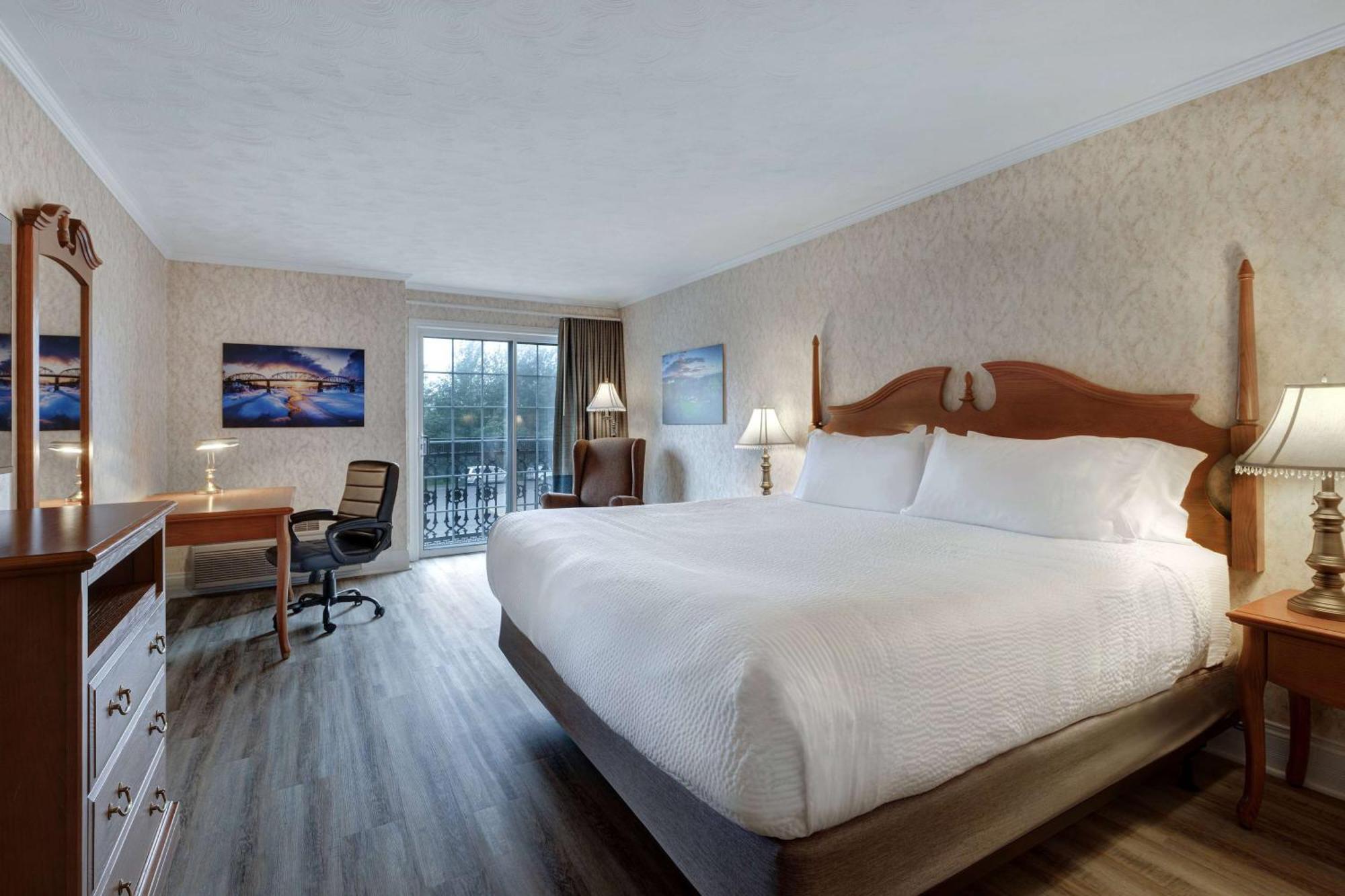Days Inn By Wyndham Edmundston Bagian luar foto
