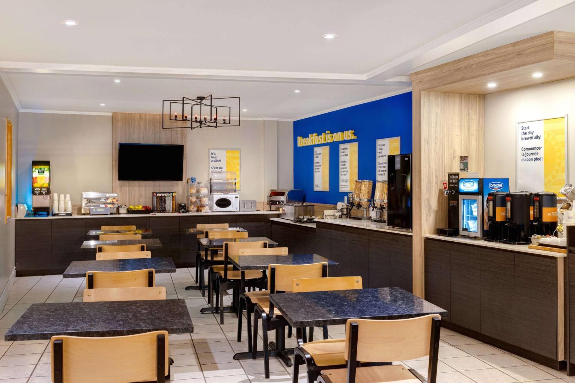 Days Inn By Wyndham Edmundston Bagian luar foto