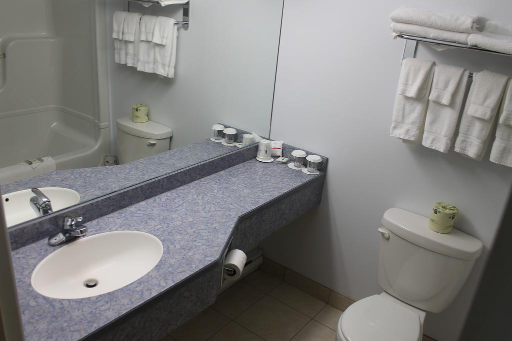 Days Inn By Wyndham Edmundston Bagian luar foto