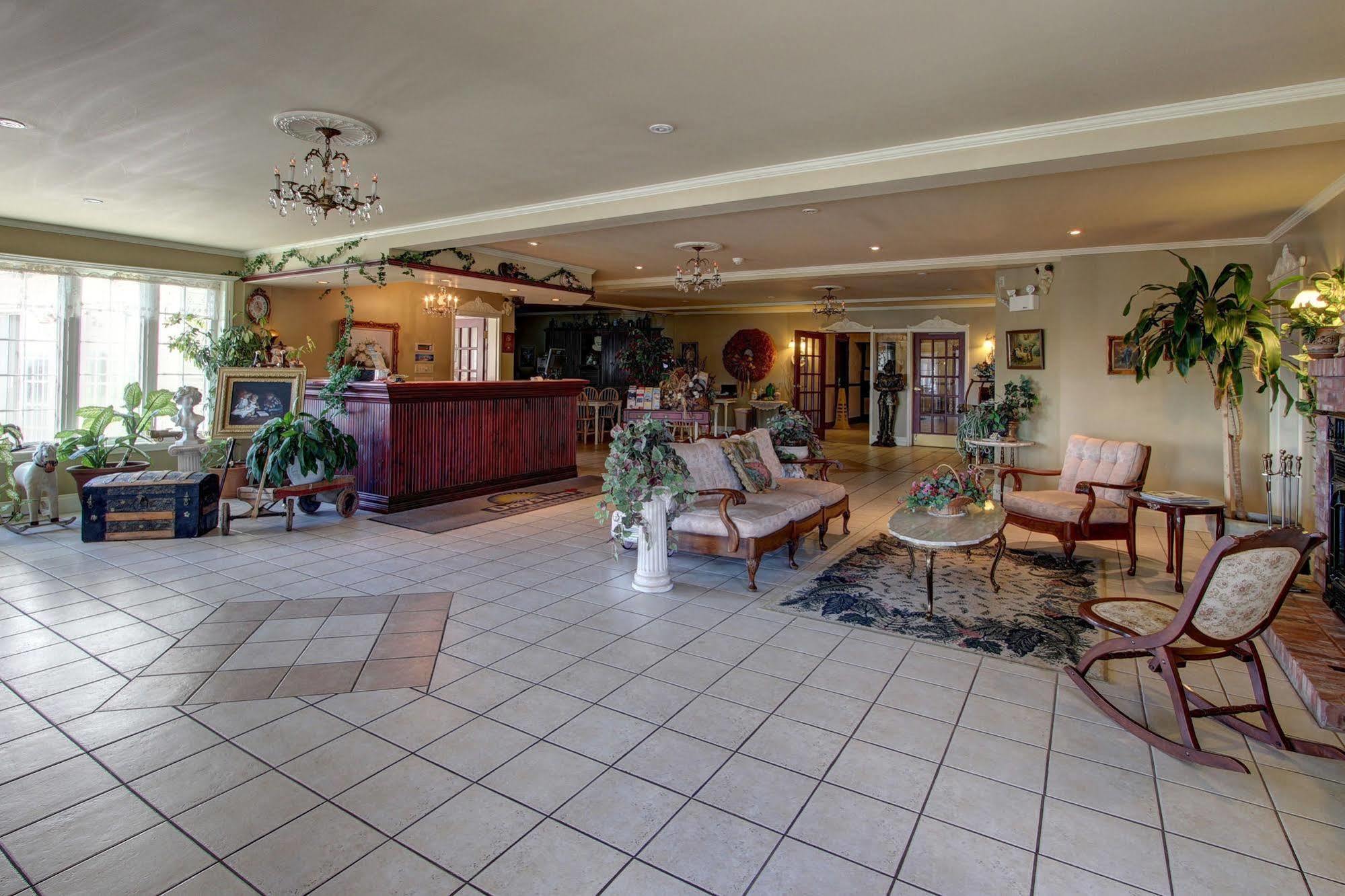 Days Inn By Wyndham Edmundston Bagian luar foto