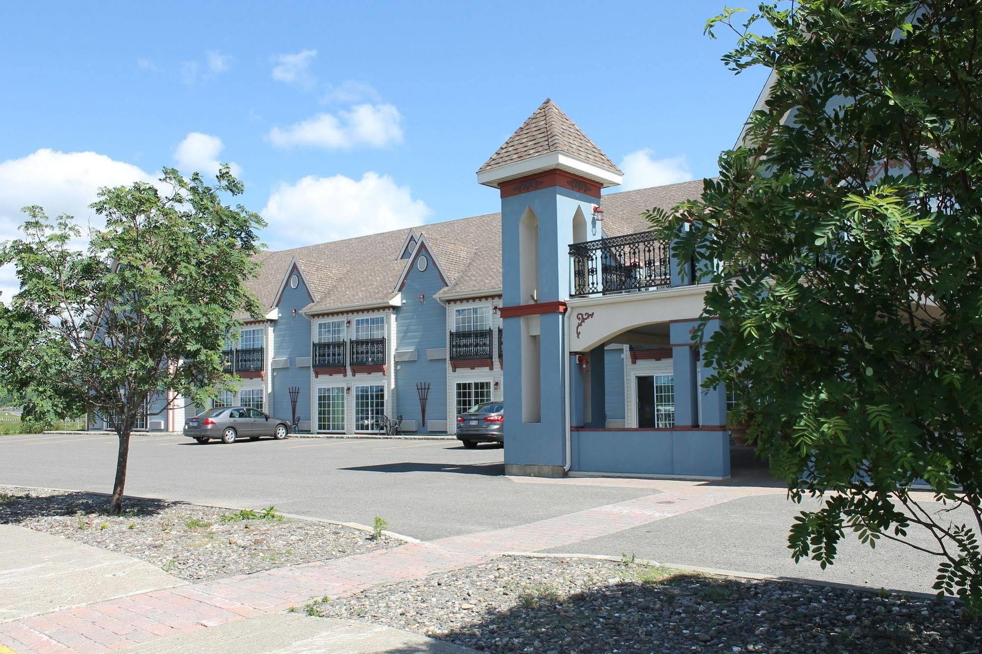 Days Inn By Wyndham Edmundston Bagian luar foto